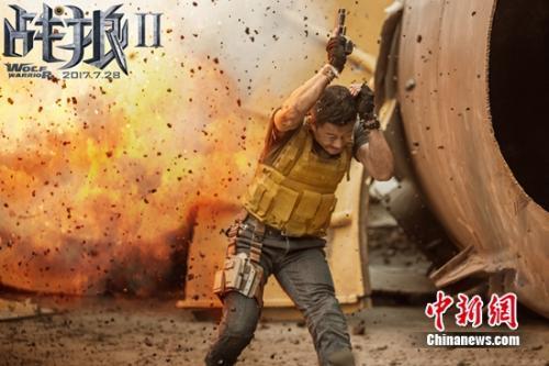 吴京执导的《战狼2》打破多项国产电影记录。